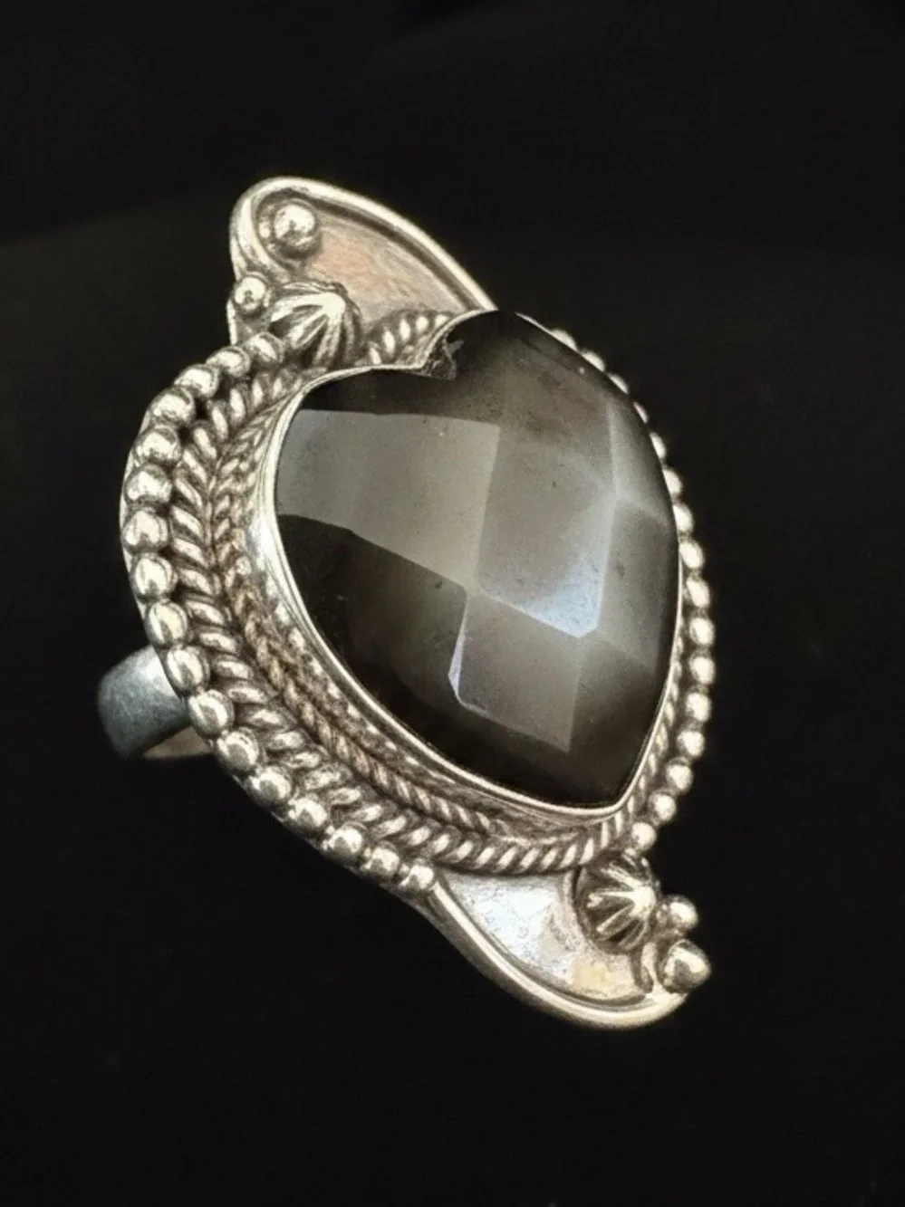 Sterling‎ silver Heart-Shaped Faceted Black Mother-of-Pearl Statement Ring